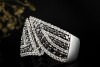 Eleganter Weißgold Ring mit Diamanten Schwarz und Weiß im Wellendesign 