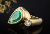 Ring mit Smaragd Tropfen und Diamanten spitz zulaufend in 750er Gelbgold 