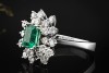 Klassischer Smaragd Cluster Ring mit Diamanten 750er Weißgold 18 Karat 
