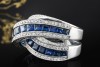 Crossover Ring mit Eckige Saphire und Diamanten in 750er Weißgold Arbeit 