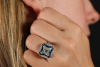 Imposanter Art Deco Ring mit Diamanten und blauem Saphir in 950er Platin 