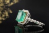 Ring Smaragd Emerald Cut gefasst in Gold mit Diamanten in 750er Weißgold 