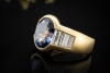 Ring mit ovalem Saphir und Baguette Diamanten Handarbeit in Gelbgold 750 