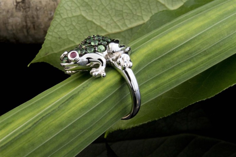 Tier Motiv Ring Frosch in 750er Weißgold mit Tsavorite und Rubin 