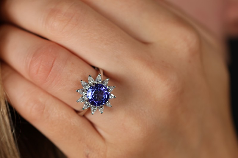 Farbintensiver Tansanit Ring umgeben von Diamant Tropfen in Weißgold 750 
