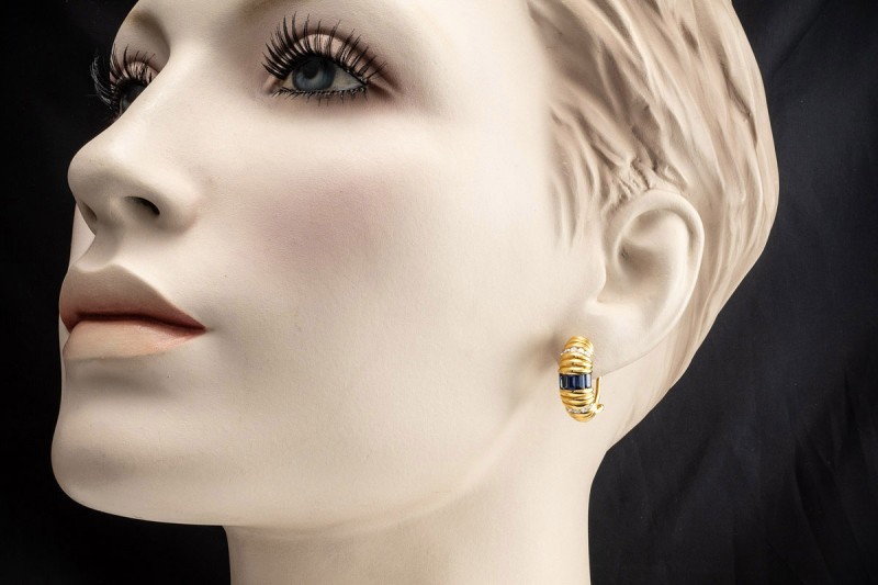Halbcreolen Ohrringe mit Baguette Saphir und Diamanten in 750er Gelbgold 