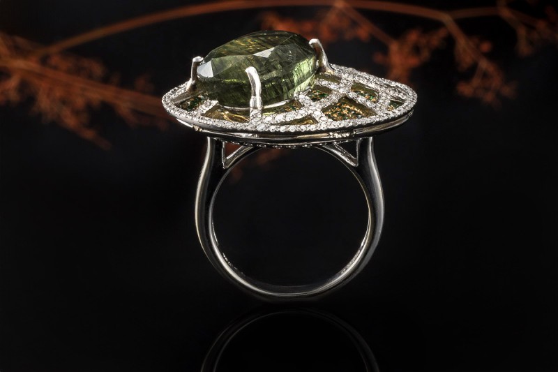 Exklusiver Cocktailring mit grünem Turmalin und Diamanten Weißgold 750 