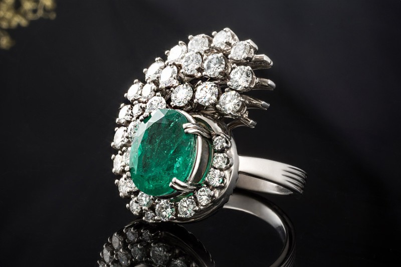 Smaragd Ring mit Diamanten insg. 7,60 Ct. in Weißgold Goldschmiedearbeit 