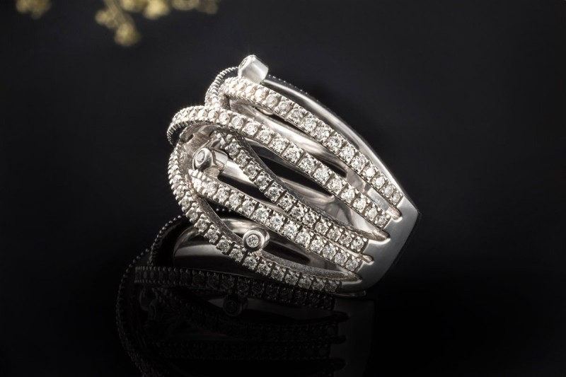 Al Coro Ring Großes Modell verspielt mit Diamanten in 750er Weißgold 