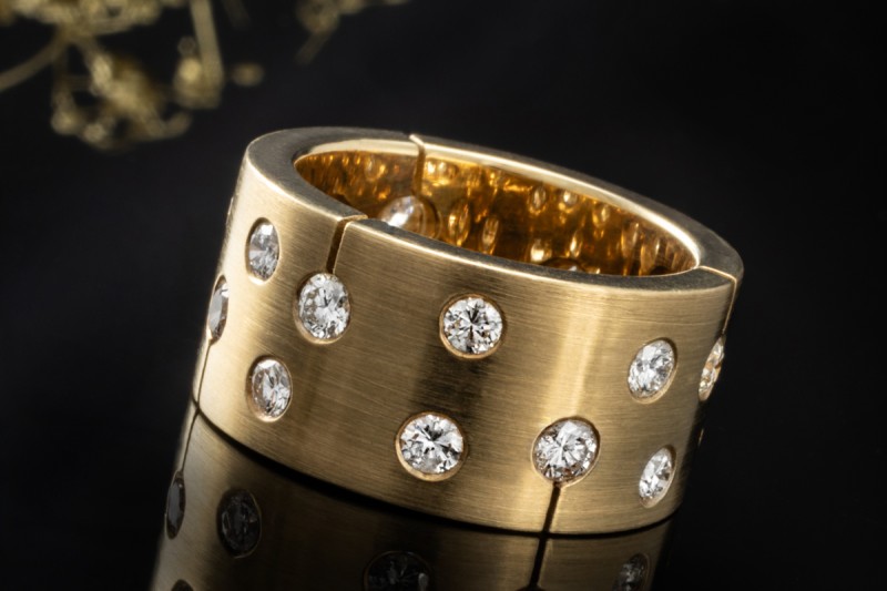Ring in massiver Handarbeit mit Diamanten gefertigt in 585er Gelbgold 