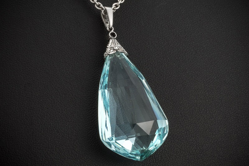 Vintage Anhänger 60 Ct. Natürlicher Aquamarin mit Diamanten in Weißgold 
