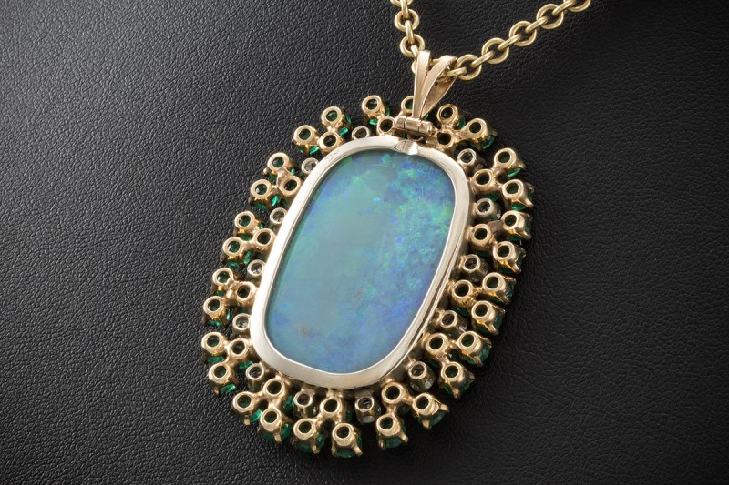 Großer ovaler Anhänger mit Opal Smaragd und Diamanten in 750er Gelbgold 