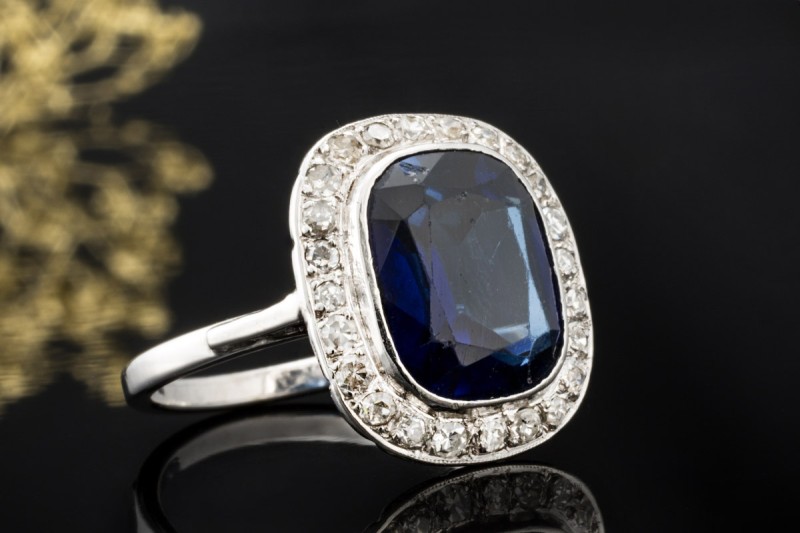 Antiker Saphir Ring mit Diamantkranz im Cushion Design in 750er Weißgold 