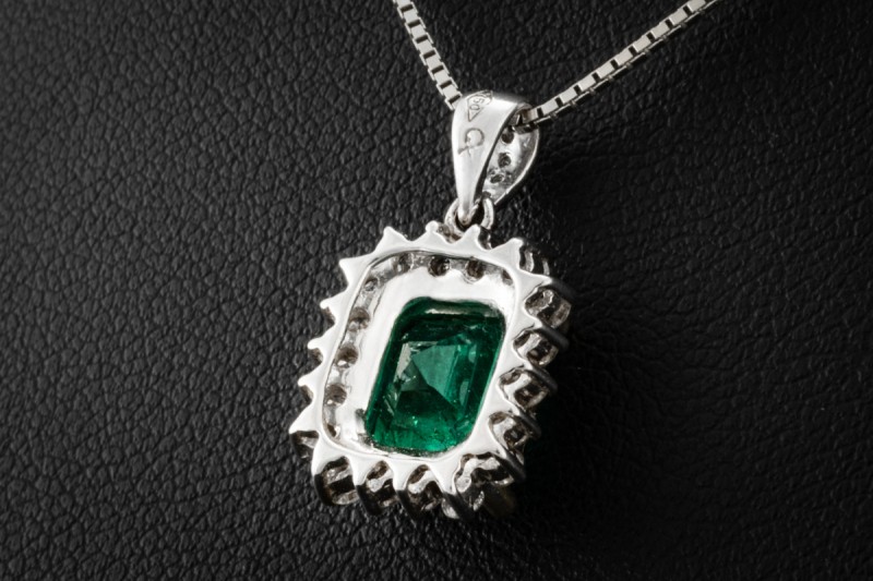 Antikes Collier Kette Anhänger mit Smaragd und Diamanten in Weißgold 750 