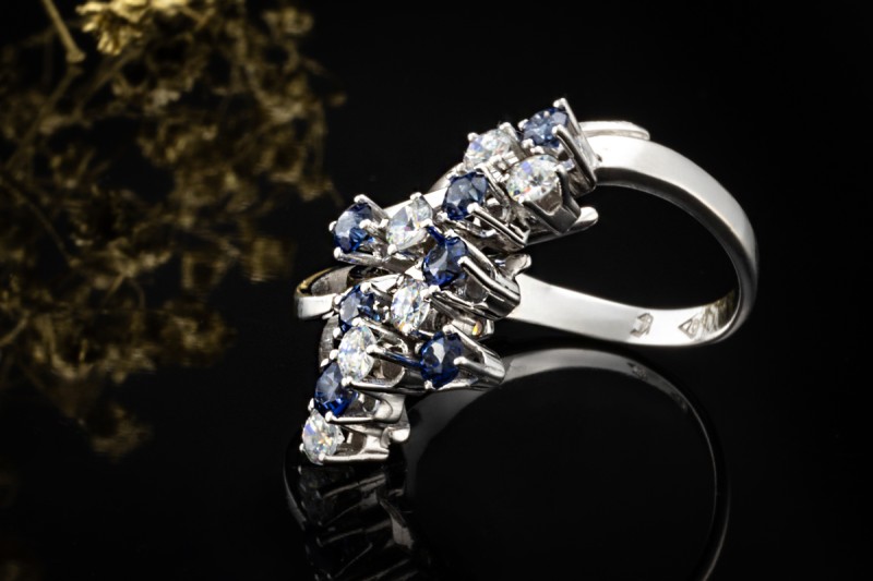 Verspielter Vintage Ring Saphire und Diamanten Blau Weiß in Weißgold 750 