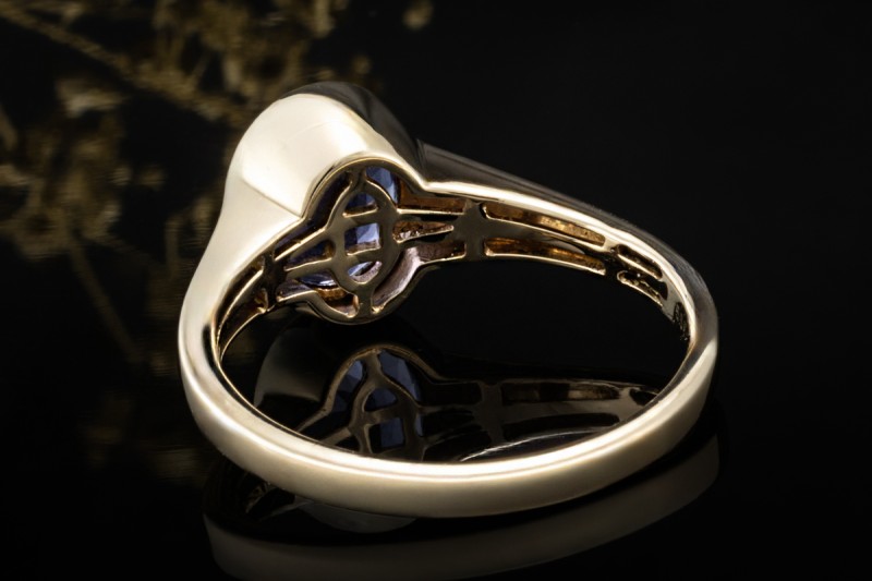 Stilvoller Designer Ring mit Tansanit im Ovalschliff in Gelbgold Arbeit 