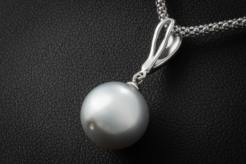 Südsee Perlencollier mit anschmiegsamer Seidenkordel in 750er Weißgold 