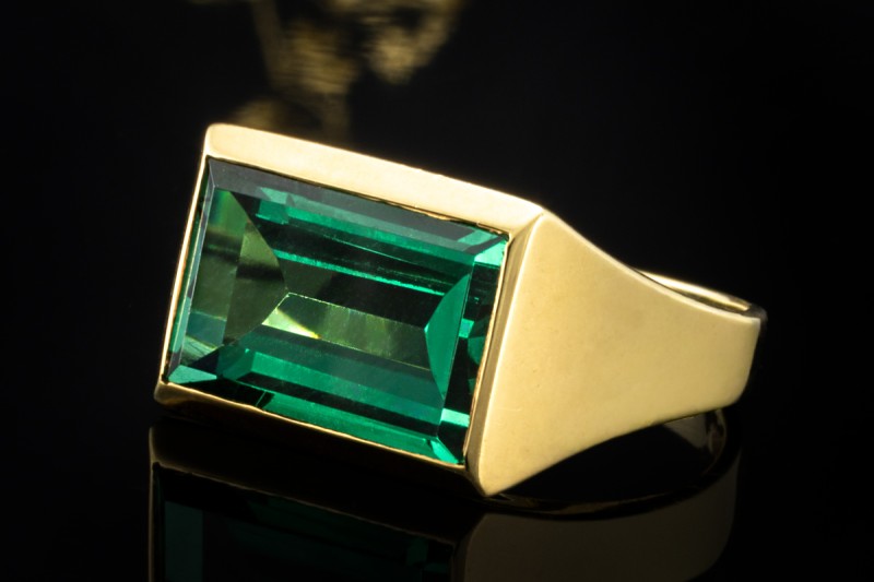 Ring mit natürlichem Spinell Treppenschliff rechteckig in 585er Gelbgold 