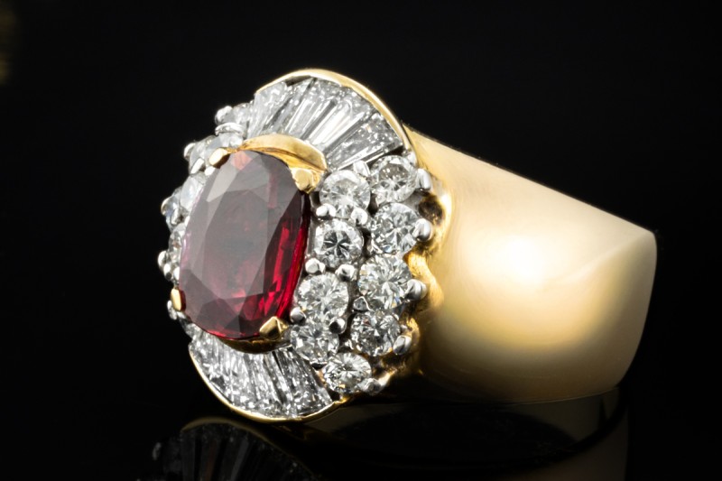 Cocktailring Ring mit Rubin und Trapez Diamanten in 750er Gelbgold 