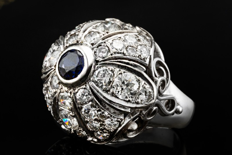 Antiker Cocktail Ring mit Saphir und Diamanten in feiner Weißgold Arbeit 