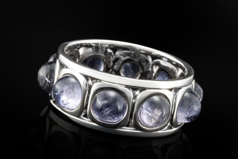 Memoire Ring mit Cabochon Iolith Goldschmiedearbeit in 750er Weißgold 