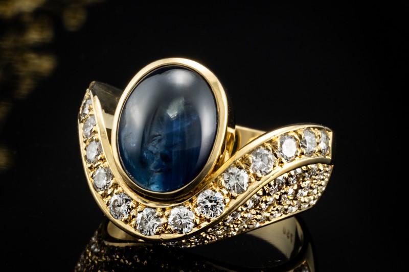 Imposanter Ring mit Cabochon Saphir formschön mit Diamanten Gelbgold 750 