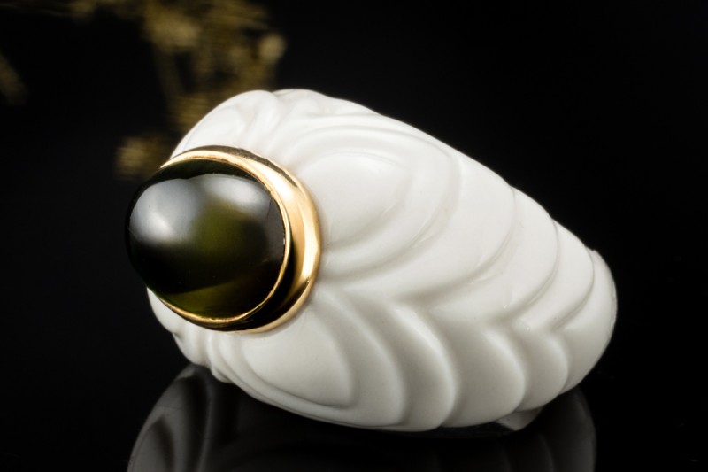 BVLGARI Ring Chandra mit grünem Turmalin Gelbgold 750 und weiße Keramik 