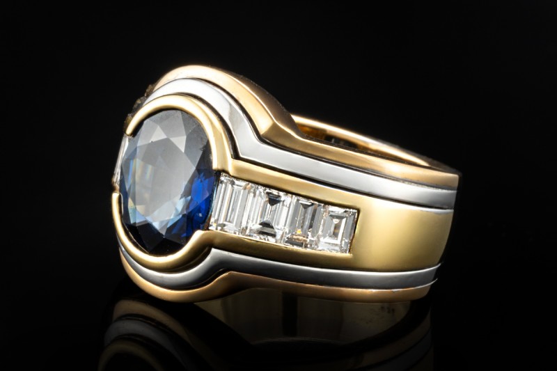 Ring mit Saphir und Diamanten im Baguetteschliff in 750er Gold Tricolor 