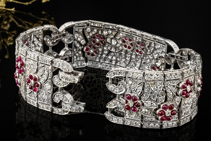 Antikes breites Armband mit Rubin Blumen und Diamanten in 950er Platin 