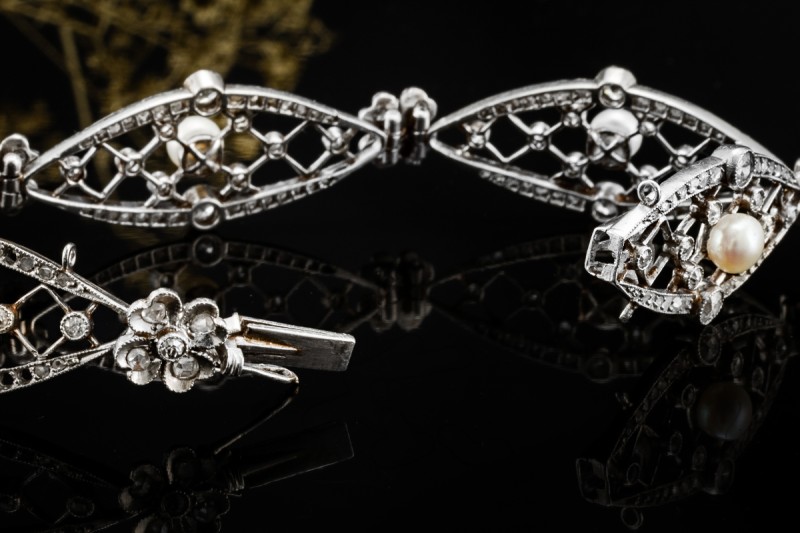 Antikes Armband Diamanten Perlen Blütenmotive detailverliebt in Platin 