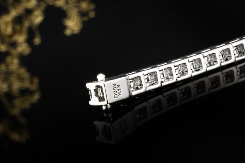 Luxuriöses Tennisarmband mit Baguetteschliff Diamanten in 750er Weißgold 