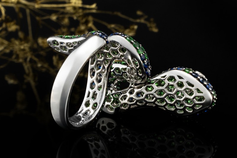 Ring Motiv Schlange mit Saphir Tsavorit und Diamant Augen 750er Weißgold 