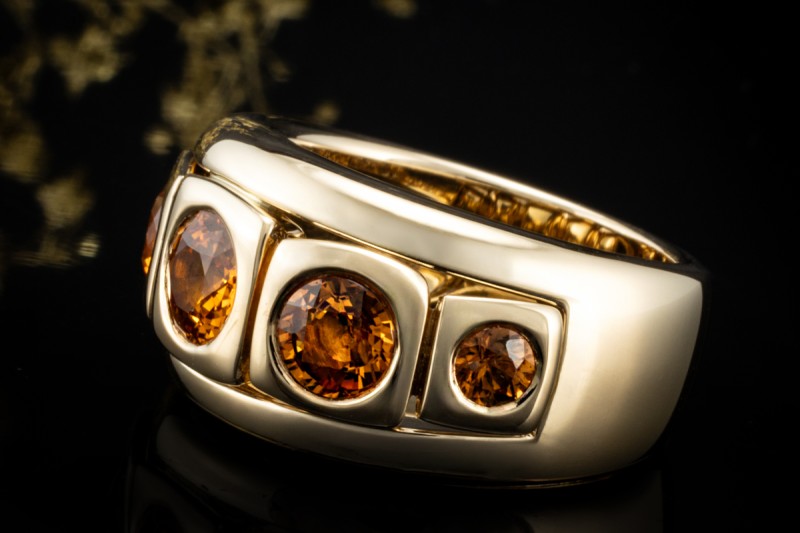 A. Odenwald Ring mit Orange Saphir massiv gefertigt in 750er Gelbgold 