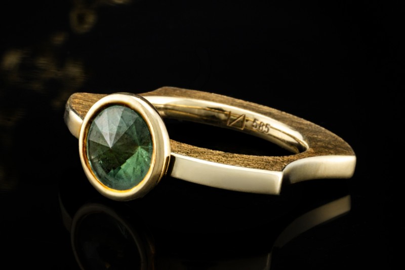 Niessing Solitär Ring mit grünem Stein Kratzmattes Design in Gelbgold 