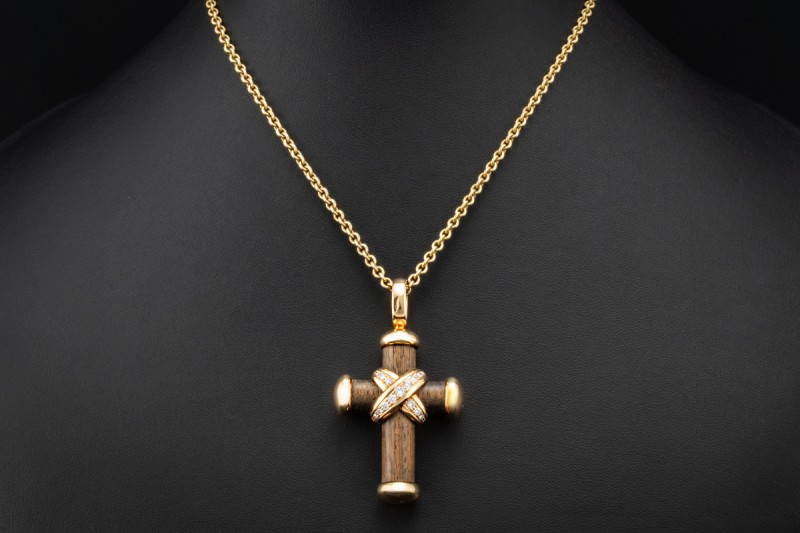 Leo Wittwer Kreuz Anhänger mit Diamanten und Holzarbeit in Roségold 750 