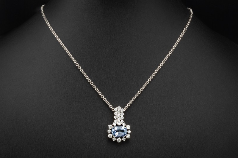 Saphir Anhänger mit Diamanten Bewegliche Handarbeit in 750er Weißgold 