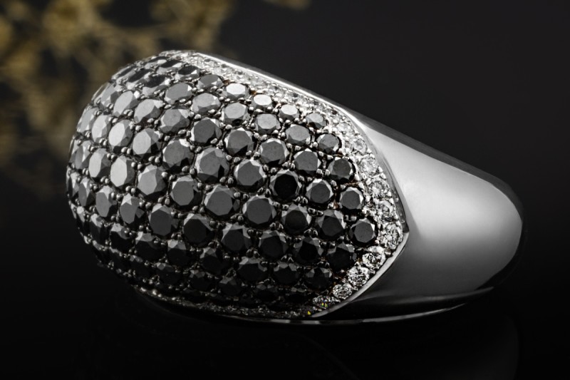 Italienischer Designer Ring Schwarzen und weiße Diamanten 750er Weißgold 