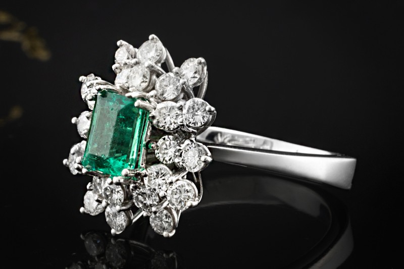 Klassischer Smaragd Cluster Ring mit Diamanten 750er Weißgold 18 Karat 