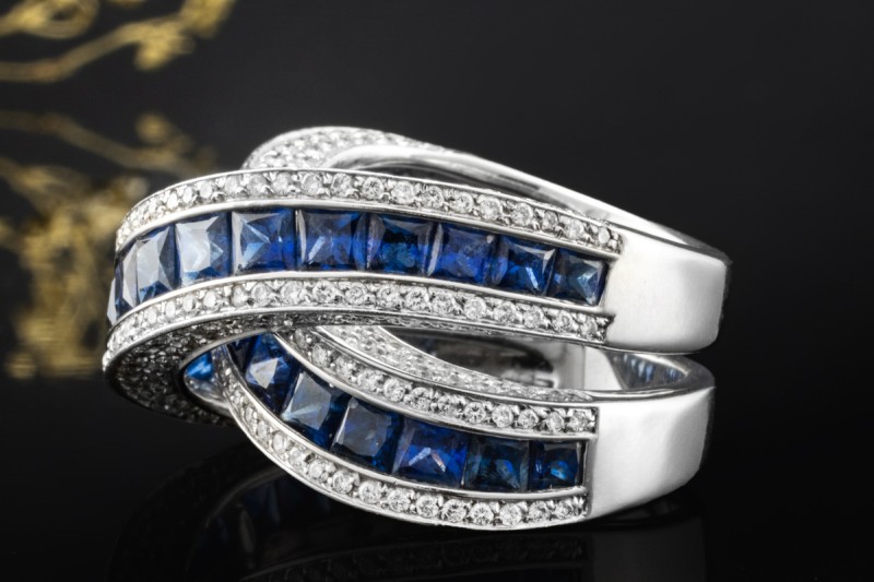 Crossover Ring mit Eckige Saphire und Diamanten in 750er Weißgold Arbeit 