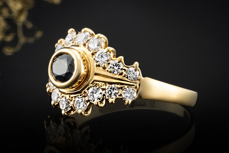 Saphir Ring Klassiker mit feurigen Diamanten 750er Gelbgold Handarbeit 