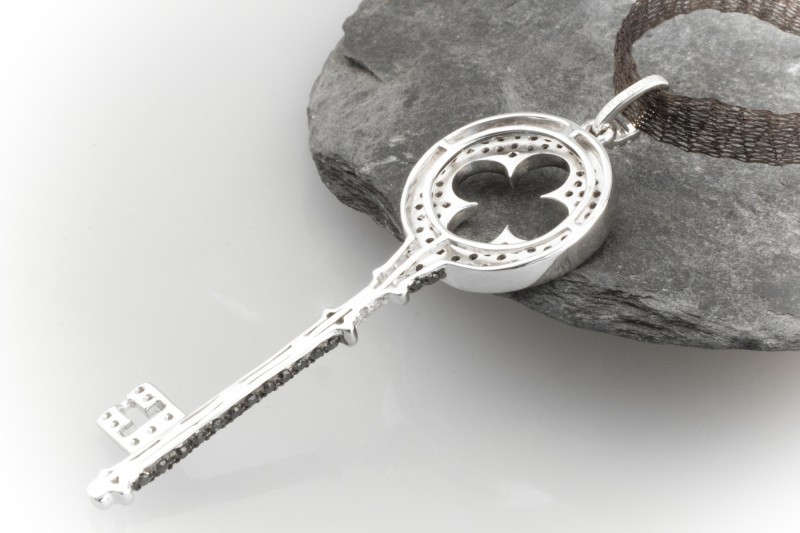 SCHLÜSSEL 750 Weißgold Anhänger schwarze & weiße Diamanten 
