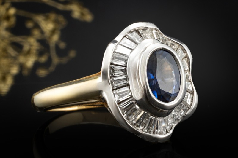 Klassischer Saphir Ring neu interpretiert mit Diamanten in Gold Bicolor 