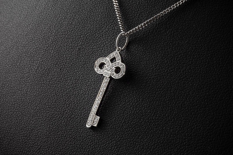 Tiffany & Co. Keys Anhänger Fleur de Lis Schlüssel Platin mit Diamanten 