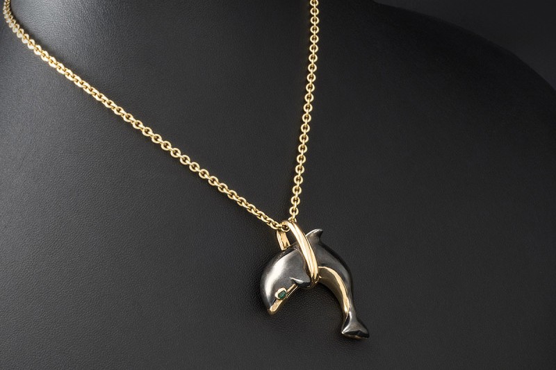 Cartier Delphin Großer Anhänger Smaragd Silverium Gelbgold 750 Full Set 