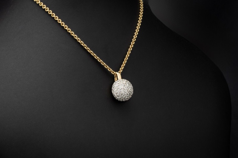 Runder Anhänger mit Diamanten feine Goldschmiedearbeit in 585er Gelbgold 