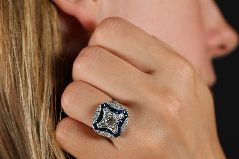 Imposanter Art Deco Ring mit Diamanten und blauem Saphir in 950er Platin 