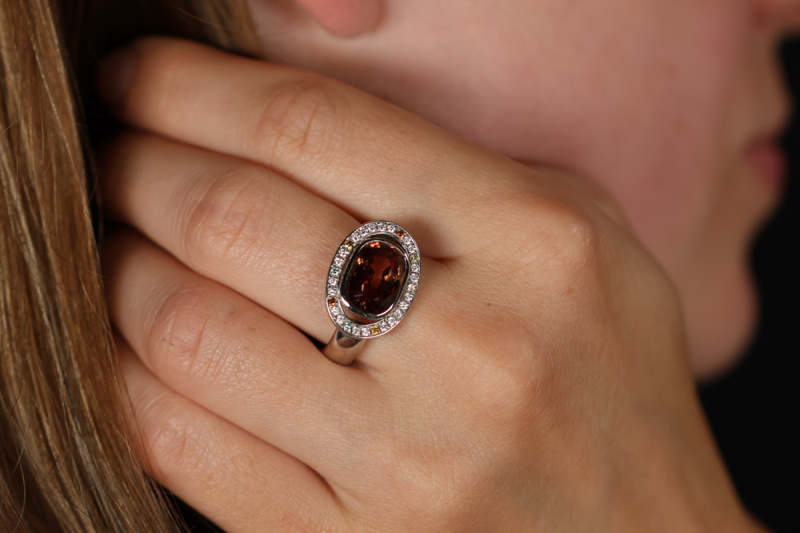 Wunderschöner Spinell Ring Oval mit farbigen Diamanten in 750er Weißgold 