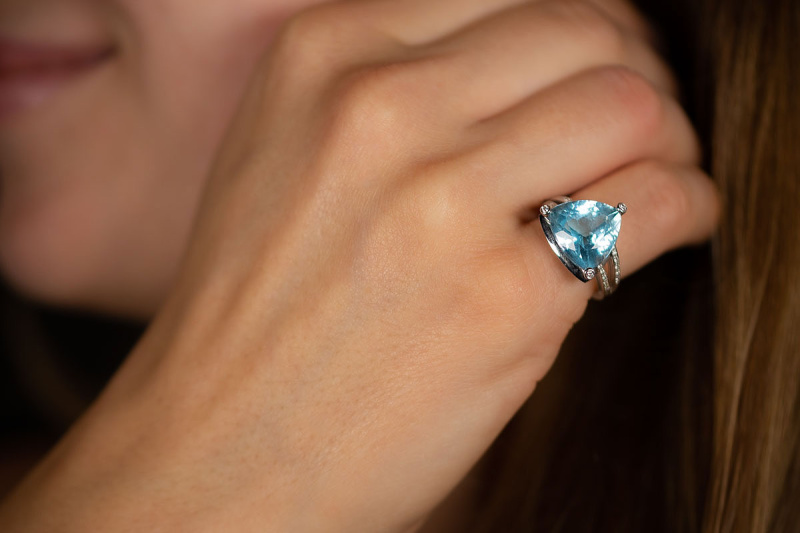 Mauboussin Ring Blauer Topas und Diamanten Brillanten in 750er Weißgold 