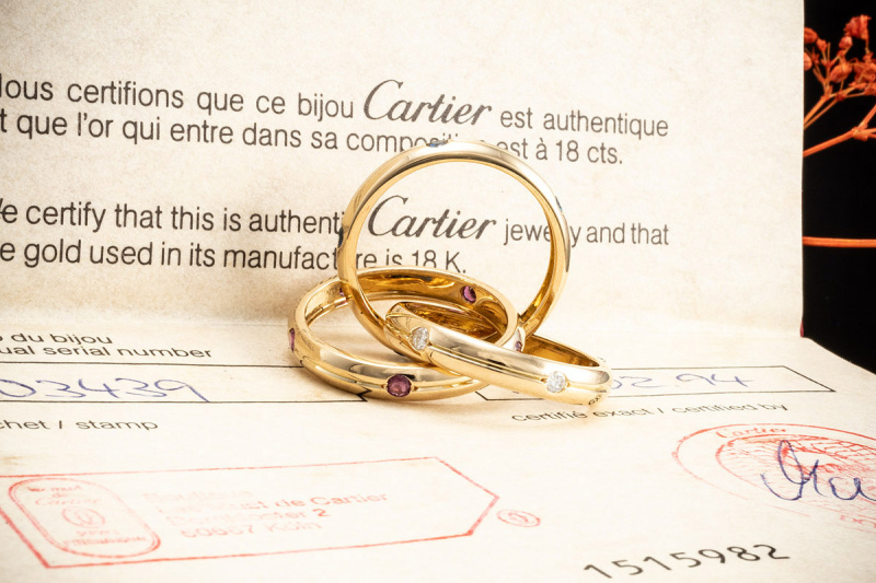 Ring Trinity de Cartier mit Diamanten Rubin Saphir in Gelbgold