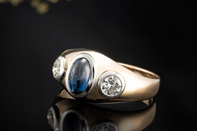Klassischer Ring mit Saphir Cabochon und Diamanten Roségold mit Weißgold 